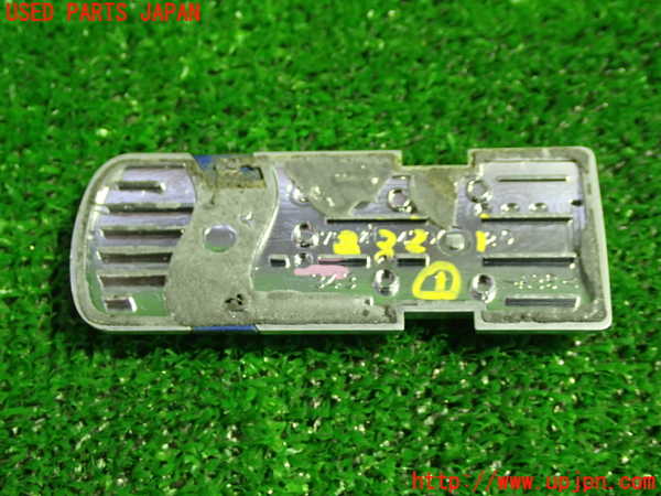5UPJ-23211631]プリウスα(ZVW41W)エンブレム1 中古_m0002.jpg