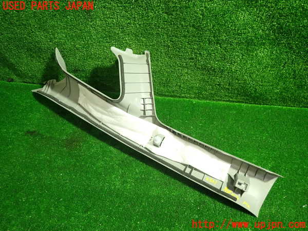 5UPJ-23217655]プリウスα(ZVW41W)右フロントピラートリム 中古_m0003.jpg