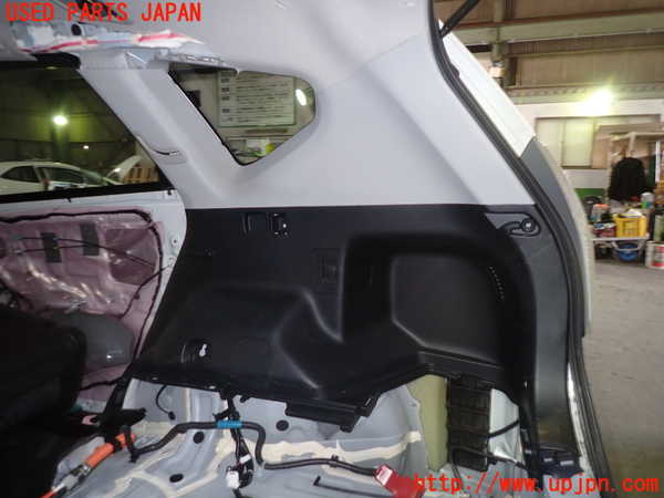 1UPJ-23217675]プリウスα(ZVW41W)右リアピラートリム 中古_m0001.jpg