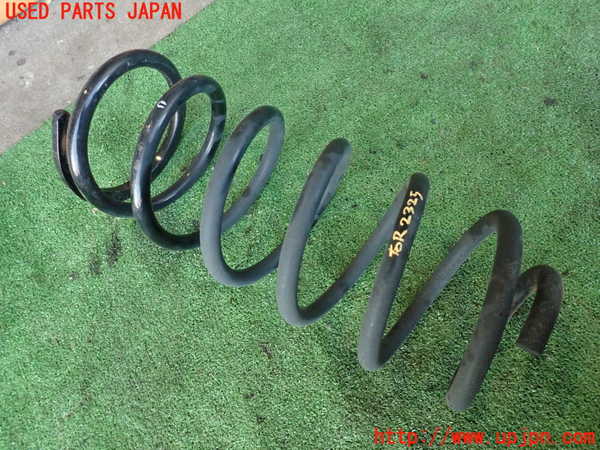 2UPJ-23255100]ハイラックスサーフ(TRN215W)右リアスプリング 中古_m0001.jpg