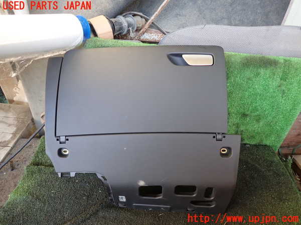 1UPJ-23387516]アウディ・A3 スポーツバック e-トロン(8VCUK)グローブボックス1 中古_m0001.jpg