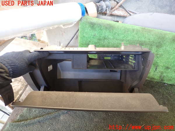 1UPJ-23387516]アウディ・A3 スポーツバック e-トロン(8VCUK)グローブボックス1 中古_m0002.jpg