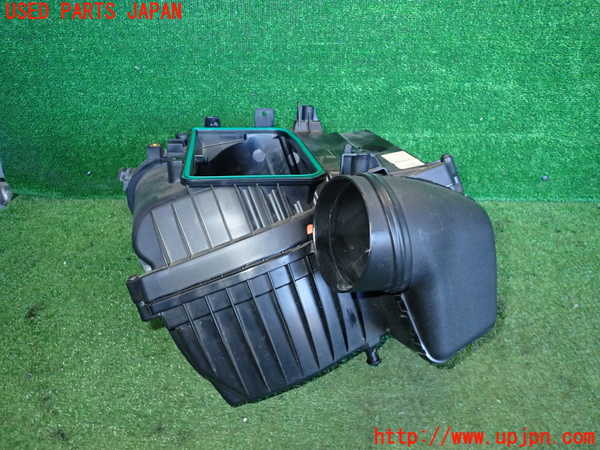 5UPJ-23402560]ベンツ B200 d W247(247012)エアクリーナーボックス 中古_m0001.jpg