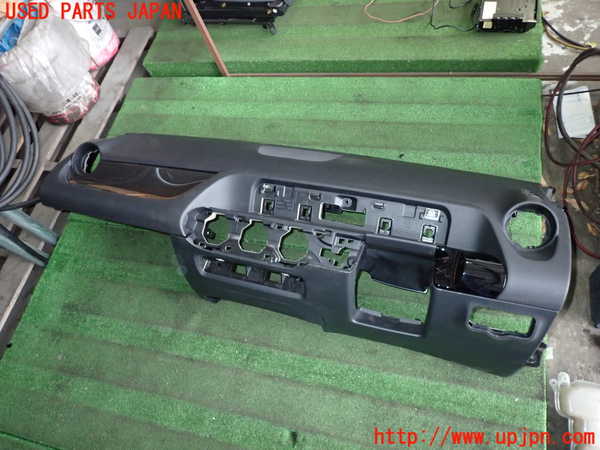 2UPJ-23407505]ベンツ B200 d W247(247012)ダッシュボード 中古_m0001.jpg