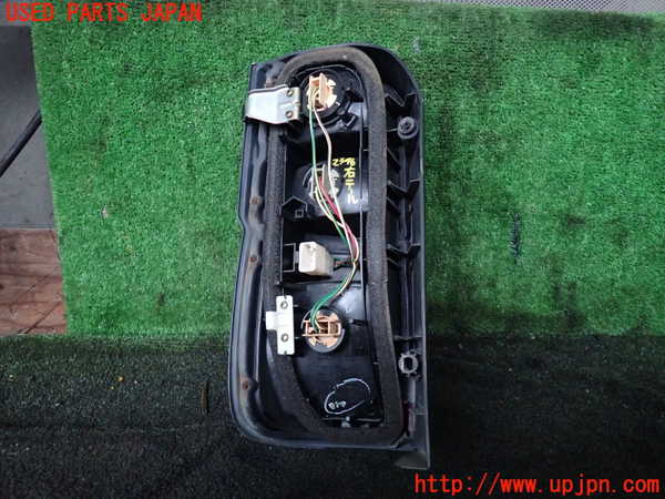 5UPJ-23461530]ハイエースワゴン100系(KZH106W)右テールランプ 中古_m0002.jpg