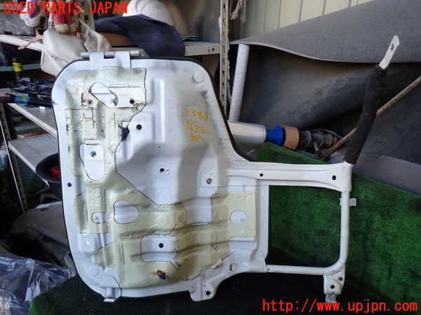 5UPJ-23462160]ハイエースワゴン100系(KZH106W)エンジンアッパーカバー 中古_m0001.jpg