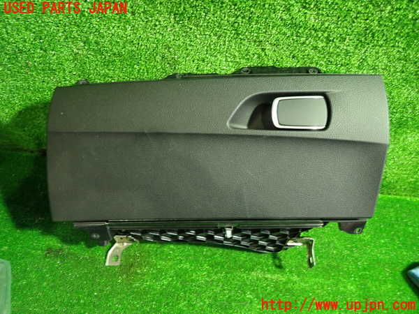 5UPJ-23497516]BMW 118i(1R15 F20)グローブボックス1 中古_m0001.jpg