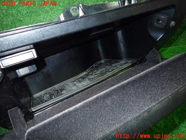 5UPJ-23497516]BMW 118i(1R15 F20)グローブボックス1 中古_m0005.jpg