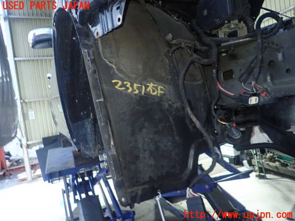 1UPJ-23511090]クライスラー・300(LX36)右前フェンダーライナー 中古_m0001.jpg