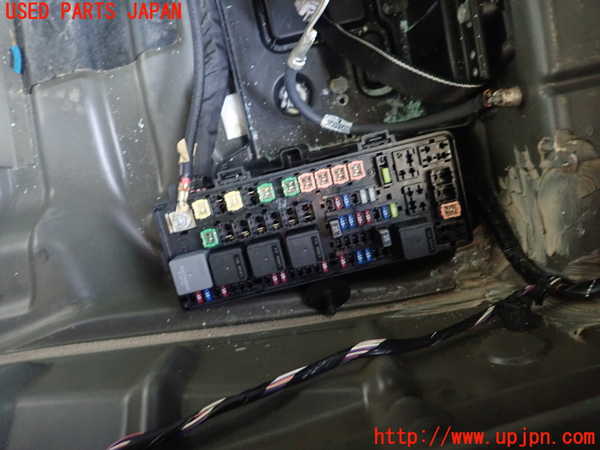 5UPJ-23516742]クライスラー・300(LX36)ヒューズボックス2 中古_m0002.jpg