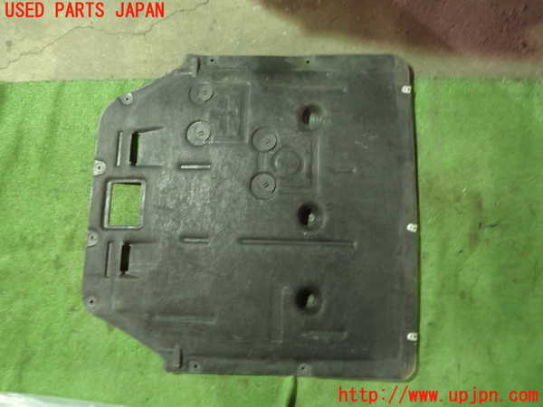 5UPJ-23542170]BMW 218d グランツアラー (F46)(2E20)エンジンアンダーカバー 中古_m0001.jpg