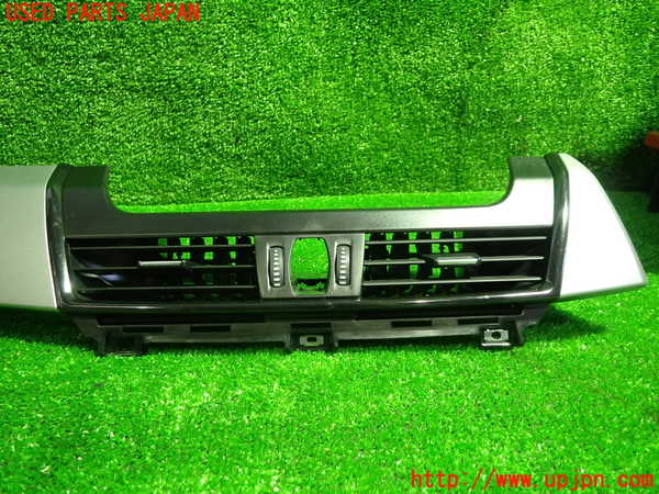 5UPJ-23547528]BMW 218d グランツアラー (F46)(2E20)エアコン吹き出し口3（真中） 中古_m0002.jpg