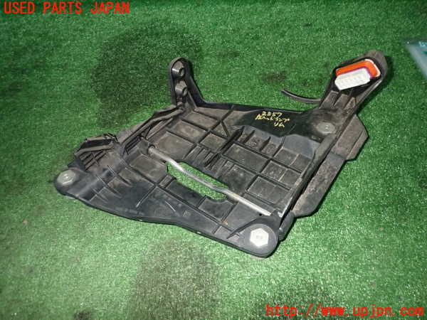2UPJ-23571142]ポルシェ・ケイマンS(98721)左ヘッドライトリム 中古_m0001.jpg