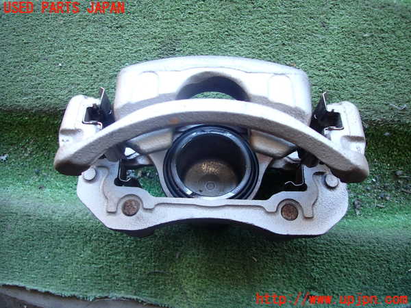 5UPJ-23634080]スカイライン(HR32)右フロントキャリパー 中古_m0002.jpg