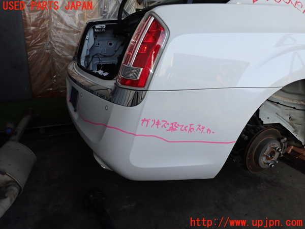 2UPJ-23681610]クライスラー・300(LX36)リアバンパー 中古_m0001.jpg