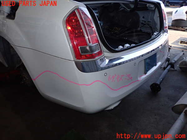 2UPJ-23681610]クライスラー・300(LX36)リアバンパー 中古_m0002.jpg
