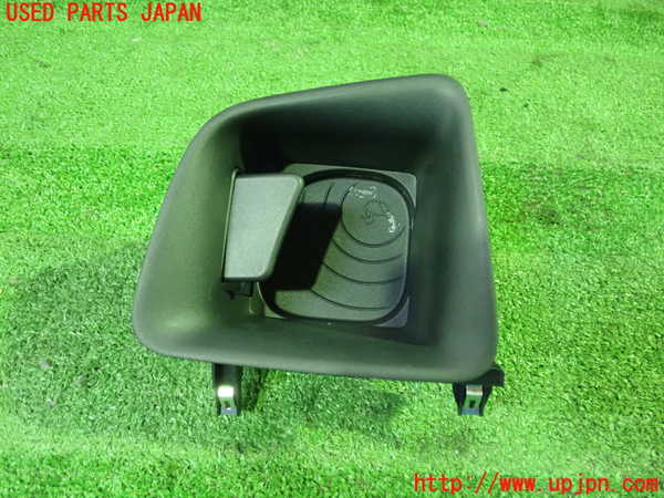 5UPJ-23727843]セレナ(FNC28)小物入れ3 中古_m0001.jpg