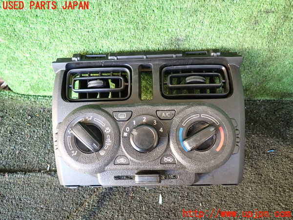 5UPJ-23946066]ジムニー(JB64W)エアコンスイッチ1 中古_m0001.jpg