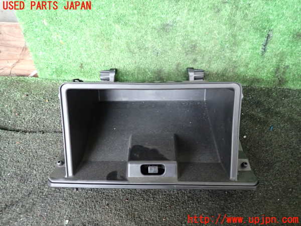 5UPJ-23947516]ジムニー(JB64W)グローブボックス1 中古_m0003.jpg