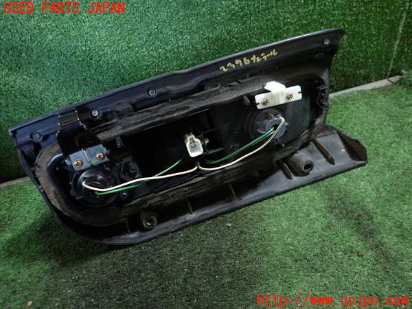 1UPJ-23961536]ハイエースワゴン100系(KZH106G)左テールランプ 中古_m0003.jpg