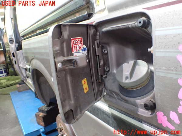 5UPJ-23961690]ハイエースワゴン100系(KZH106G)フューエルリッド 中古_m0002.jpg
