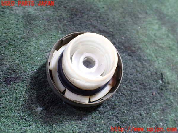 5UPJ-23961690]ハイエースワゴン100系(KZH106G)フューエルリッド 中古_m0003.jpg