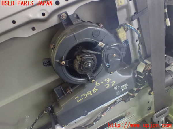 5UPJ-23966100]ハイエースワゴン100系(KZH106G)ヒーターコア 中古_m0001.jpg