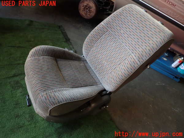 5UPJ-23967175]ハイエースワゴン100系(KZH106G)左2列目シート 中古_m0001.jpg