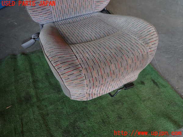 5UPJ-23967175]ハイエースワゴン100系(KZH106G)左2列目シート 中古_m0003.jpg