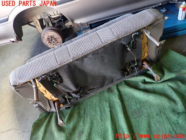 5UPJ-23967385]ハイエースワゴン100系(KZH106G)リアシート 中古_m0005.jpg