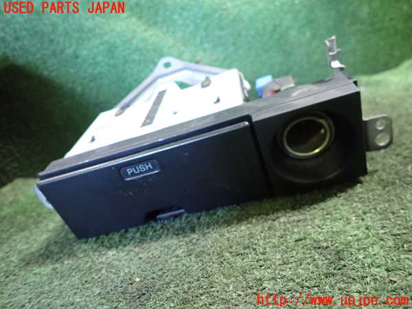 5UPJ-23967821]ハイエースワゴン100系(KZH106G)灰皿1 中古_m0001.jpg