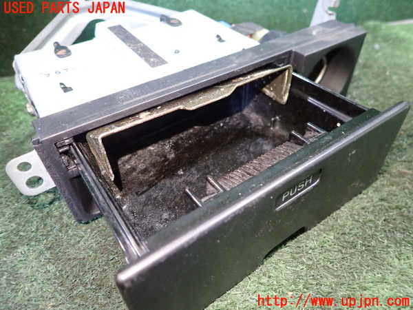 5UPJ-23967821]ハイエースワゴン100系(KZH106G)灰皿1 中古_m0002.jpg