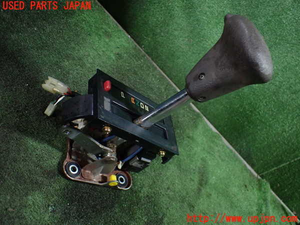 5UPJ-23967555]ハイエースワゴン100系(KZH106G)ATシフトレバー 中古_m0002.jpg