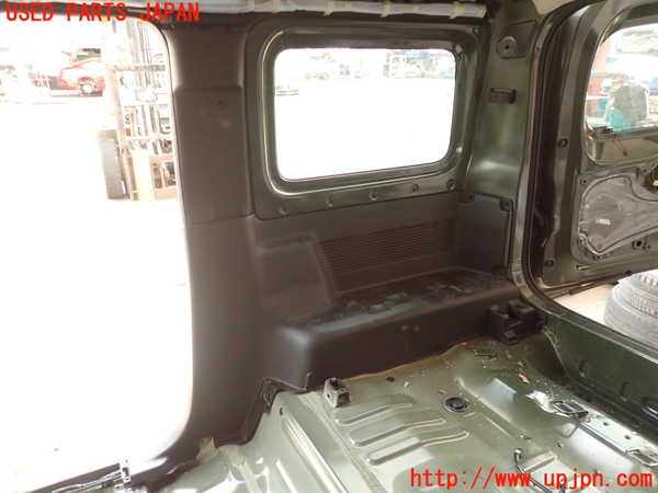 2UPJ-23997675]ジムニー(JB64W)右リアピラートリム 中古_m0001.jpg