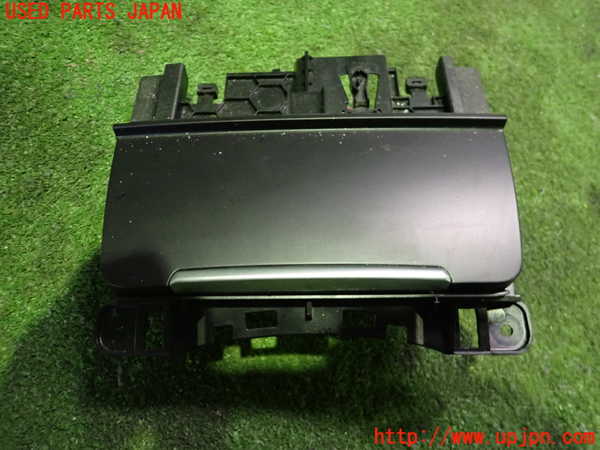 2UPJ-24027821]アウディ・A5 カブリオレ(8FCALF)灰皿1 中古_m0002.jpg