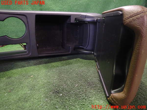 2UPJ-24027540]アウディ・A5 カブリオレ(8FCALF)センターコンソール 中古_m0003.jpg