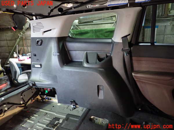 1UPJ-24127680]ジープ・コマンダー(H620)左リアピラートリム 中古_m0001.jpg