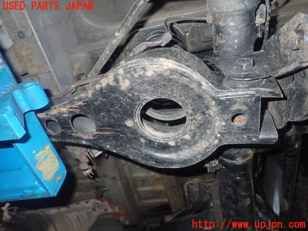 5UPJ-24135226]ハイエースワゴン100系(KZH100G)左リアロアアーム1 【ジャンク】_m0002.jpg