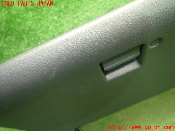 5UPJ-24137516]ハイエースワゴン100系(KZH100G)グローブボックス1 中古_m0002.jpg