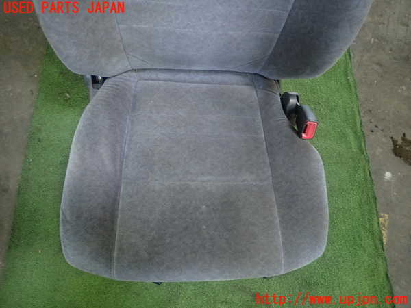 1UPJ-24137035]ハイエースワゴン100系(KZH100G)運転席シート 中古_m0003.jpg