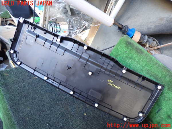 1UPJ-24151578]ジムニー シエラ(JB74W)バックドア内張り 中古_m0002.jpg