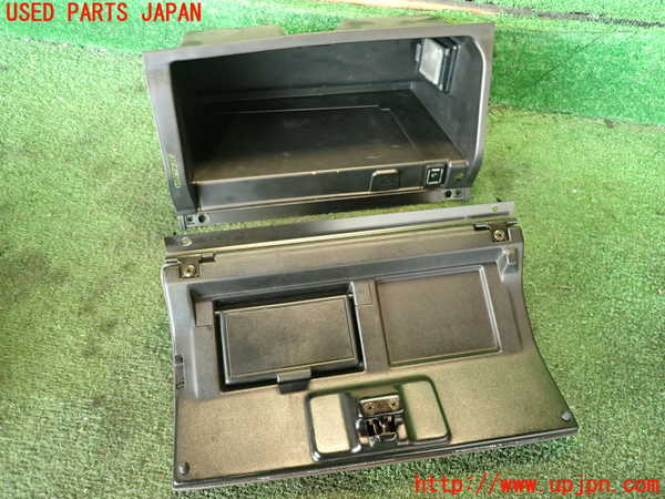 2UPJ-24167516]クラウン 4ドア ハードトップ(UZS131)グローブボックス1 【ジャンク品】 中古_m0002.jpg