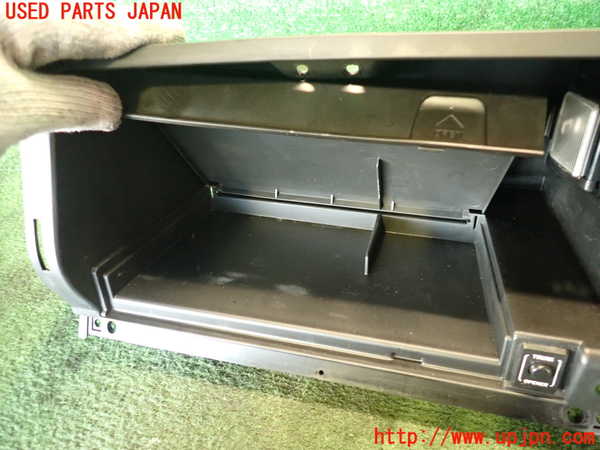 2UPJ-24167516]クラウン 4ドア ハードトップ(UZS131)グローブボックス1 【ジャンク品】 中古_m0004.jpg