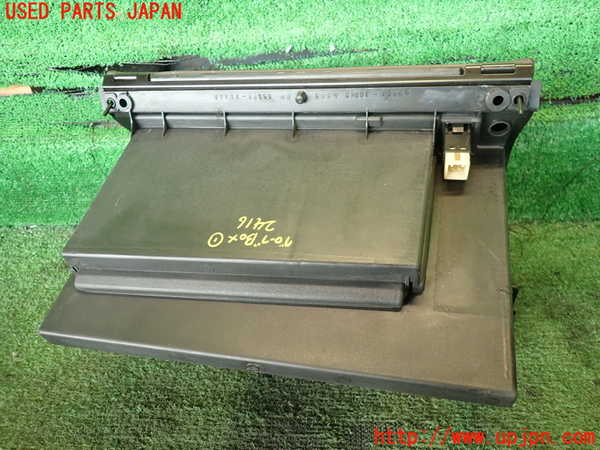 2UPJ-24167516]クラウン 4ドア ハードトップ(UZS131)グローブボックス1 【ジャンク品】 中古_m0005.jpg