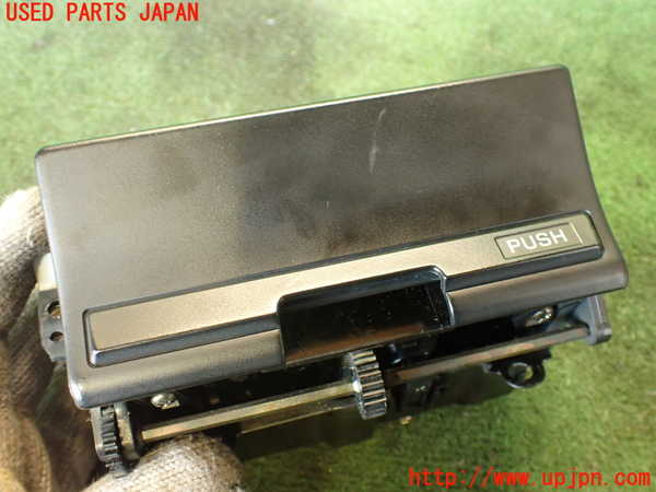 2UPJ-24167821]クラウン 4ドア ハードトップ(UZS131)灰皿1 中古_m0002.jpg