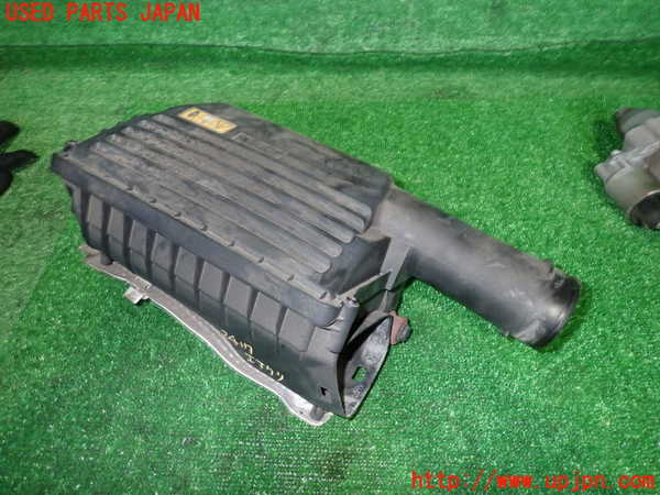 2UPJ-24172560]ベンツ C250(W205)(205045)エアクリーナーボックス 中古_m0001.jpg