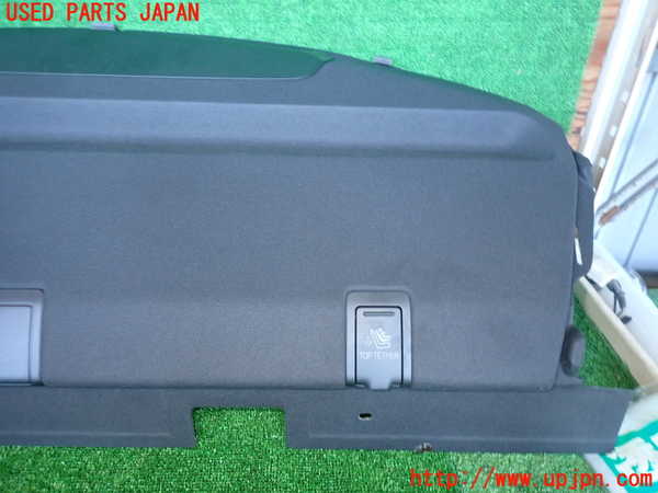 2UPJ-24177761]ベンツ C250(W205)(205045)トノカバー1 中古_m0003.jpg