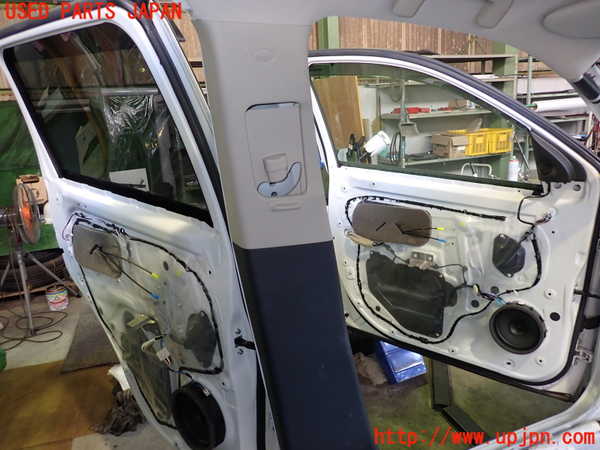 2UPJ-24257670]アウトランダーPHEV(GG3W)左センターピラートリム 中古_m0001.jpg