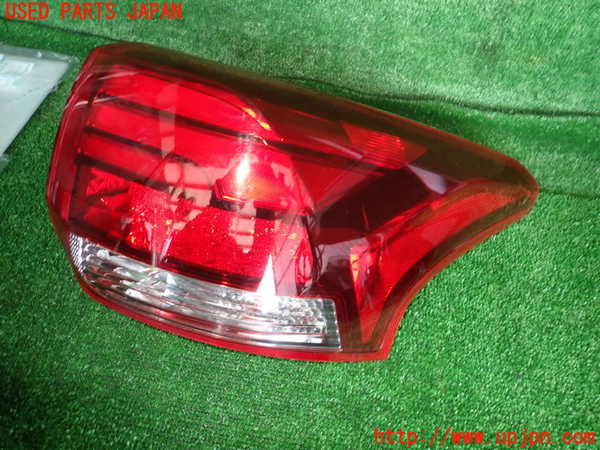 2UPJ-24261530]アウトランダーPHEV(GG2W)右テールランプ 中古_m0001.jpg