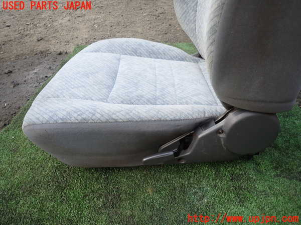 5UPJ-24327065]ハイエースワゴン100系(KZH100G)助手席シート 中古_m0004.jpg
